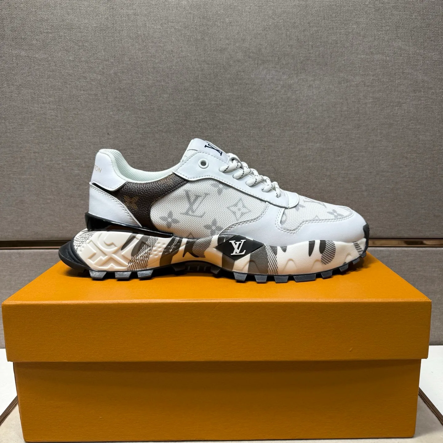 ⬛️Men's shoes 💰p442【LV～】Men's casual shoes 2025z cabinet sales simultaneously 🔶Size: 38-44#️⃣ 🔷2 colors🔜The upper is made of multi-material splicing➕Mesh lining, comfortable and breathable, sole: original comfortable and wear-resistant outsole, ⚠️real thing📱photographed🎬real thing is better📢📢📢